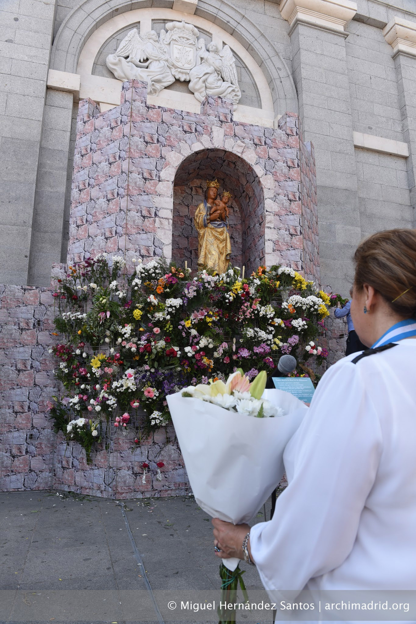 2015-05-31 - Ofrenda Floral de las familias a la Virgen de la Almudena