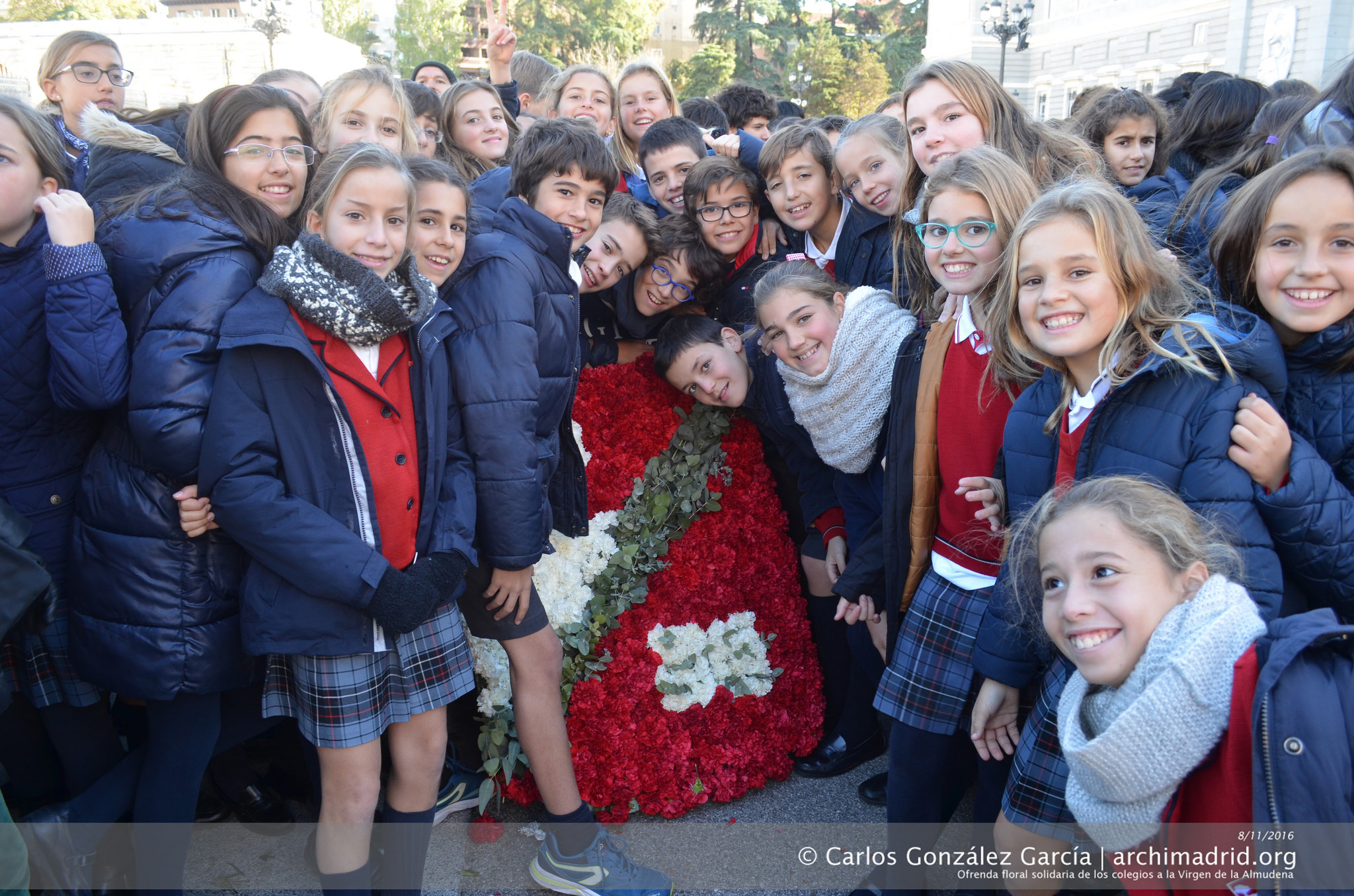 2016-11-08 - Ofrenda floral solidaria de los colegios a la Virgen de la Almudena