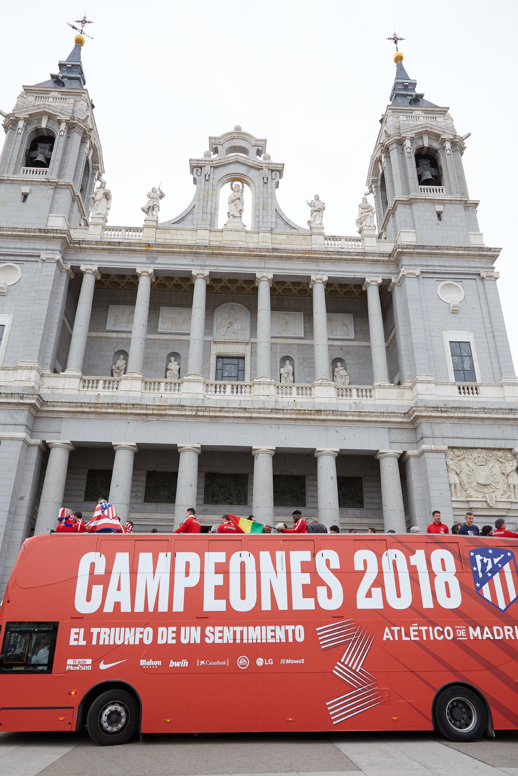 2018-05-18 - Ofrece sus títulos a la Almudena