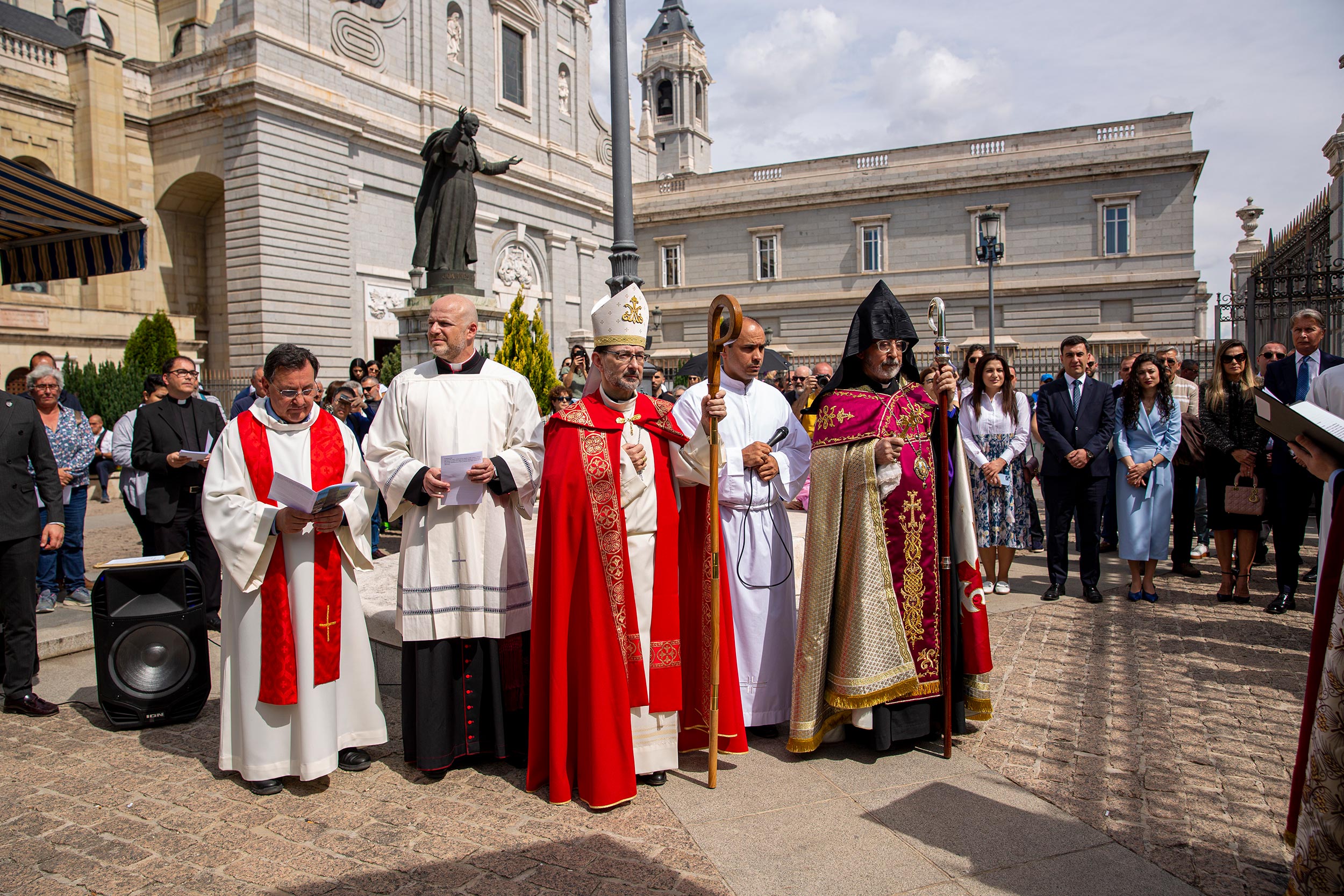 2024-05-18 - Solemnidad de Pentecostés en la Catedral de la Almudena y consagración del Jachkar