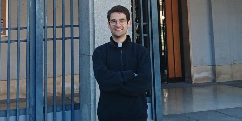 Alberto del Olmo ser&aacute; ordenado presb&iacute;tero en la catedral de la Almudena: &laquo;Es conmovedor ver c&oacute;mo la Iglesia entera se alegra de recibir sacerdotes&raquo;