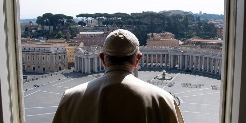 El Papa reza por el fin de la pandemia en San Pedro e imparte la bendici&oacute;n 'urbi et orbi'