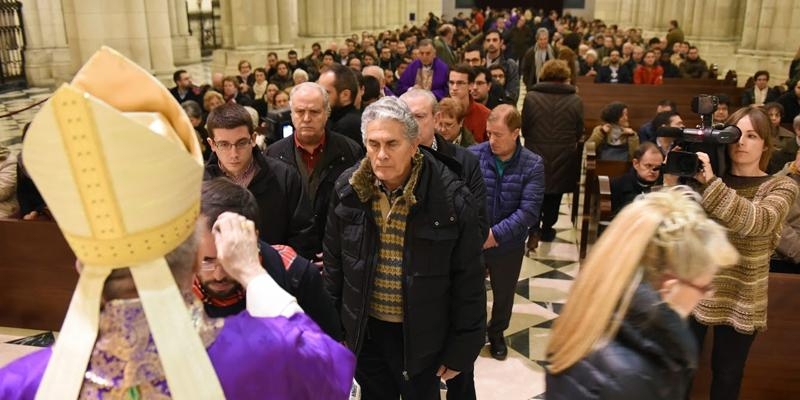 El cardenal Osoro celebra una Eucarist&iacute;a en la catedral de la Almudena en el Mi&eacute;rcoles de Ceniza