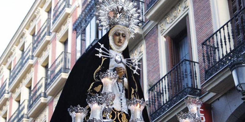 Mar&iacute;a Sant&iacute;sima de los Siete Dolores realiza su salida procesional en el Viernes Santo