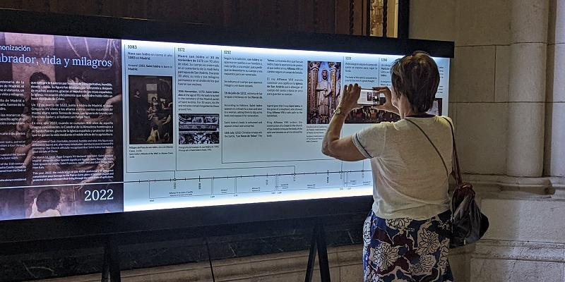 El Cabildo instala un cronograma sobre san Isidro en la girola de la Almudena