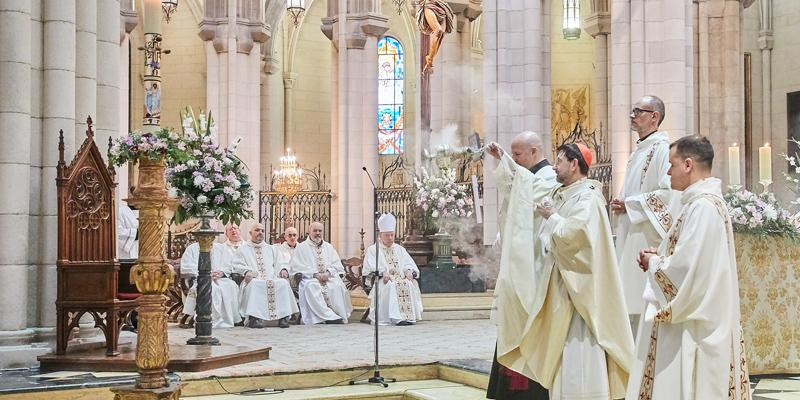 El cardenal Jos&eacute; Cobo preside la celebraci&oacute;n del Domingo de Resurrecci&oacute;n en la catedral de la Almudena