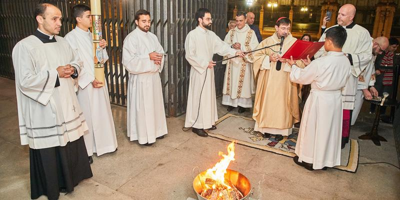 El cardenal Cobo preside la solemne celebraci&oacute;n de la Vigilia Pascual en la catedral de la Almudena