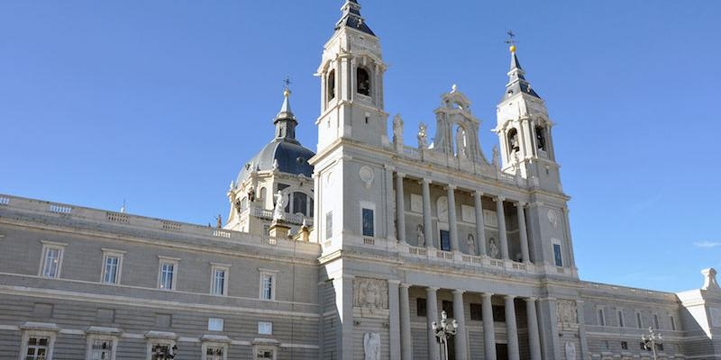 Monse&ntilde;or Jes&uacute;s Vidal preside en la catedral la Misa de la Corte de Honor de la Almudena en su fiesta capitular