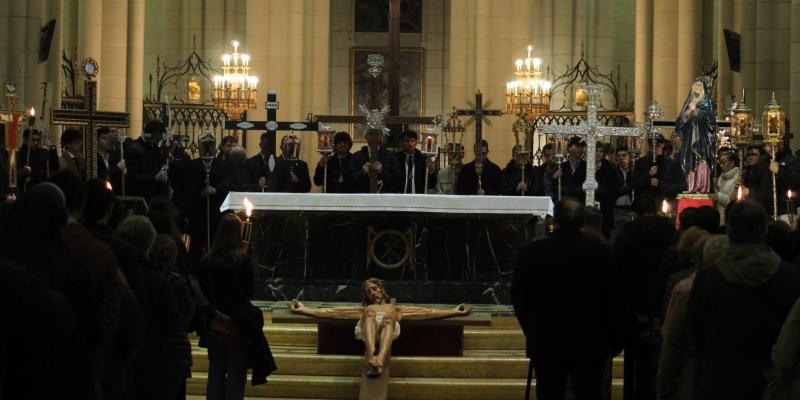 Caminar con Cristo: J&oacute;venes Madrid, Cofrad&iacute;as, Hermandades y el Seminario Conciliar celebran el V&iacute;a Crucis hacia la Catedral de la Almudena