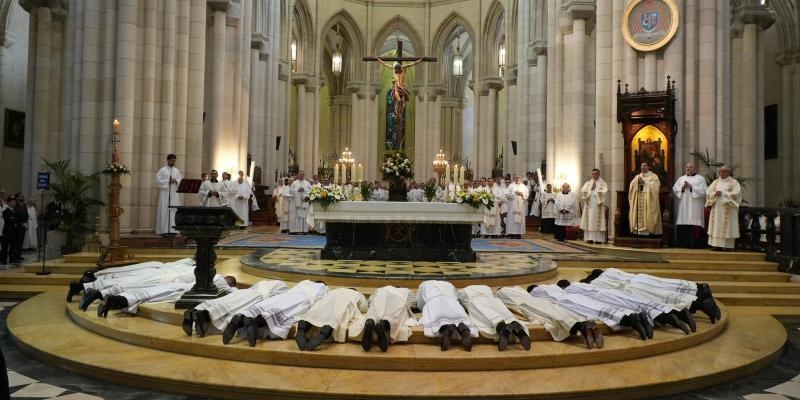 El cardenal Jos&eacute; Cobo ordena a 17 sacerdotes que &laquo;se han dejado encontrar por Cristo&raquo;